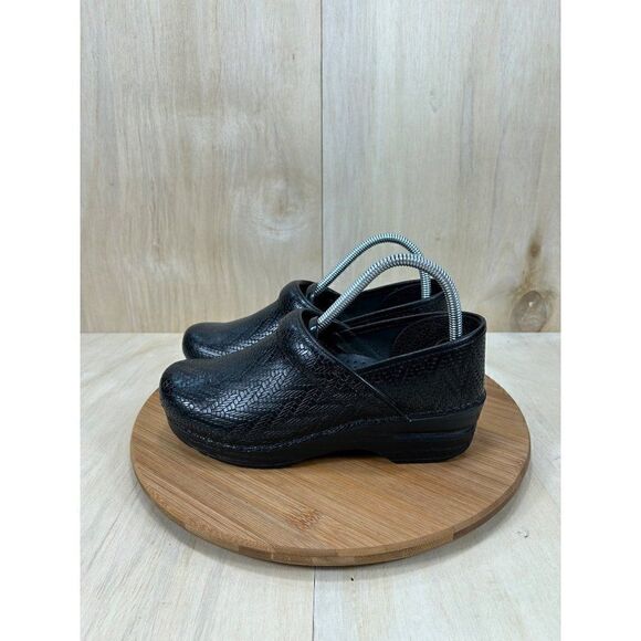 Dansko Black Embossed Black Tooled Leather Clogs Womens Size 38 US 7.5/8 - Picture 1 of 7